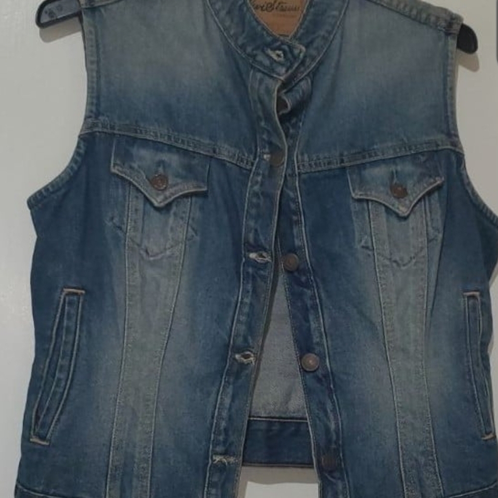 Levi's Signature Distressed Denim Vest